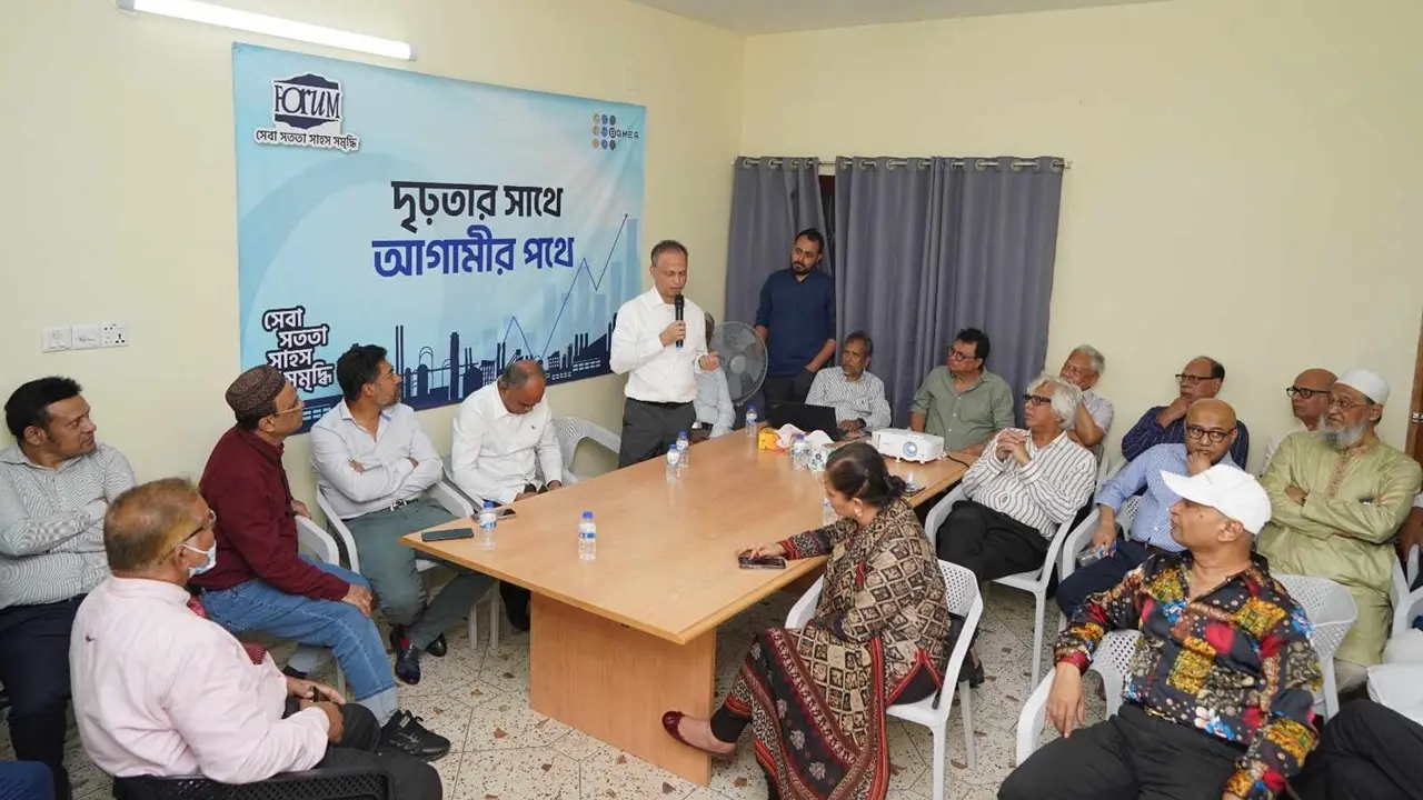 মূল্যছাড়-ক্রয়াদেশ স্থগিতের নির্দেশ দিচ্ছেন ক্রেতারা