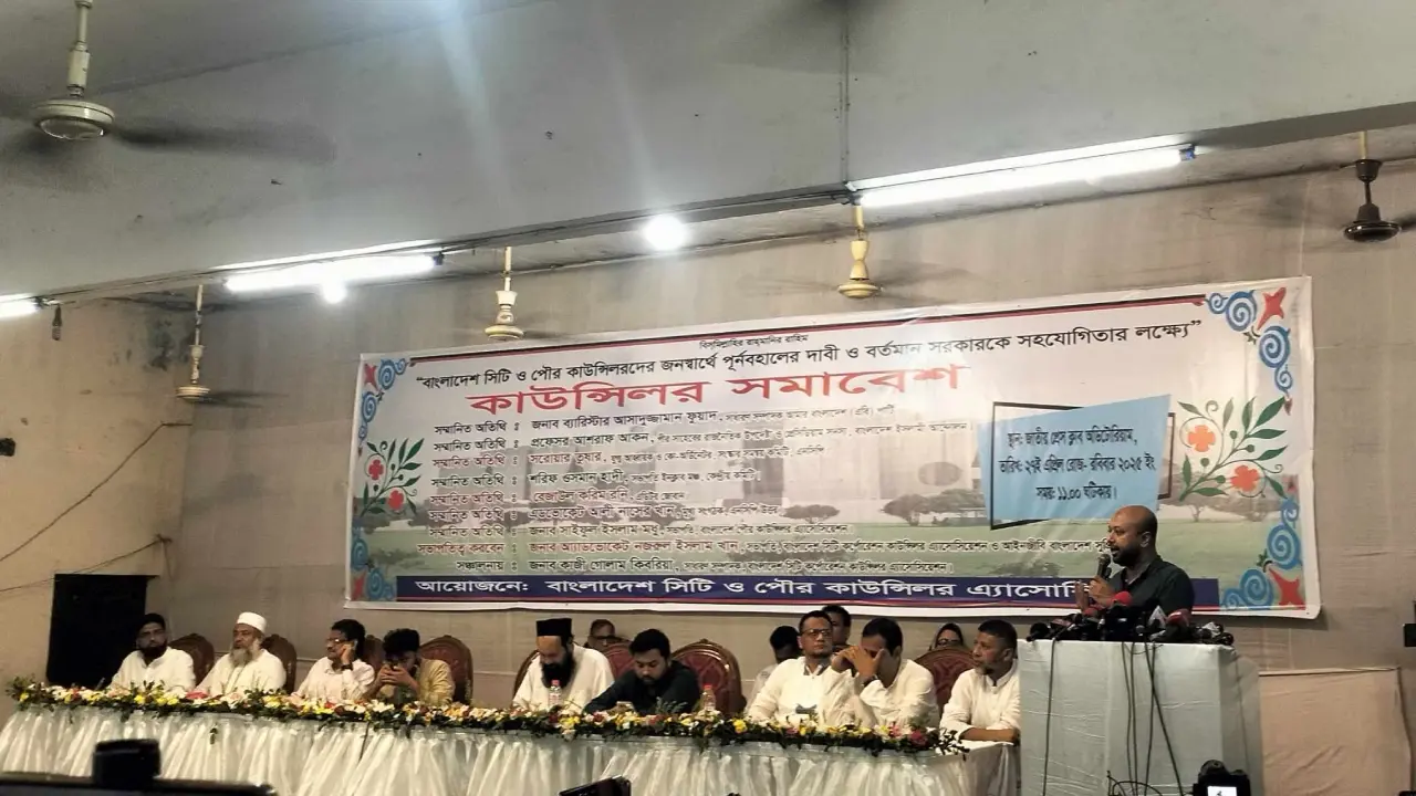 ‘তৃতীয়-চতুর্থ শ্রেণির কর্মচারীরা এখন স্থানীয় প্রশাসন চালাচ্ছে’