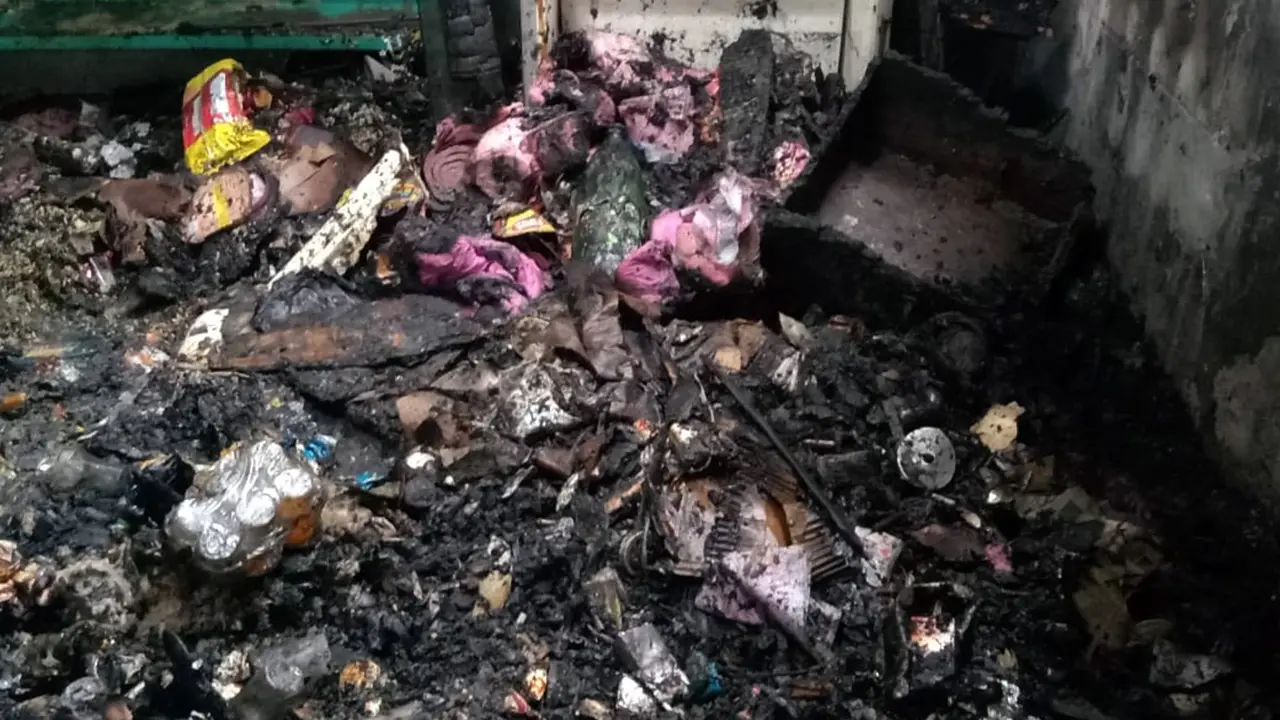 গাইবান্ধায় আগুনে ৫ দোকান পুড়ে ছাই