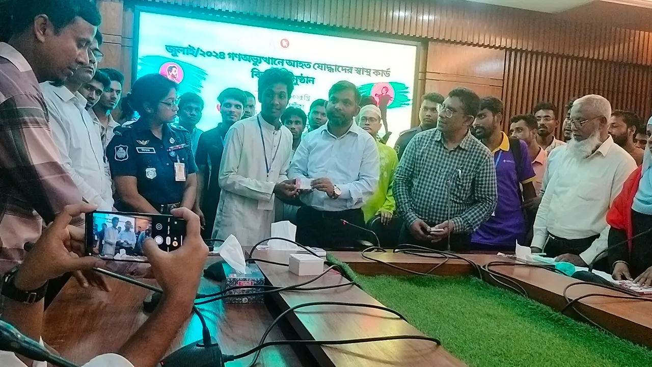 গাইবান্ধায় গণঅভ্যুত্থানে আহত ২০০ যোদ্ধাকে স্বাস্থ্যকার্ড বিতরণ