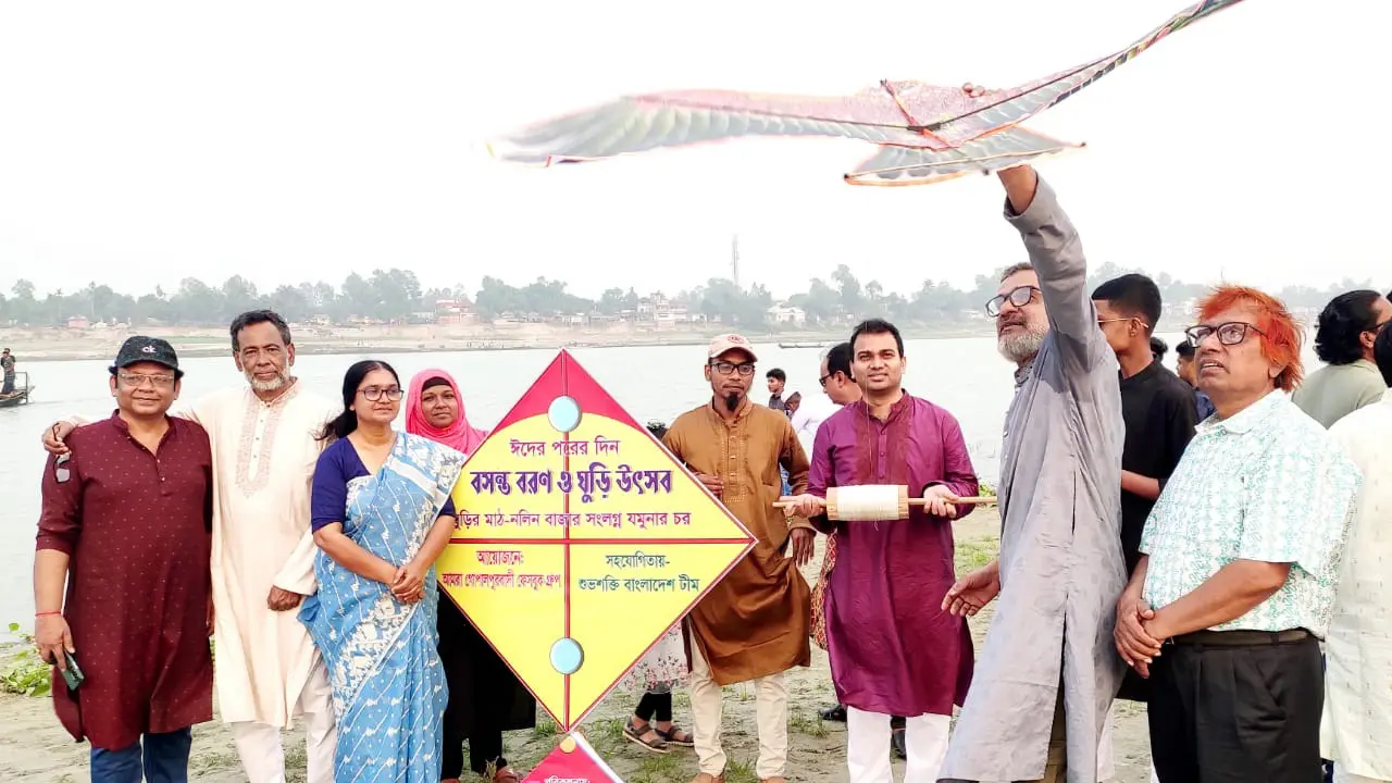 ঈদের আনন্দে যমুনার দুর্গম চরে গ্রাম বাংলার ঘুড়ি উৎসব