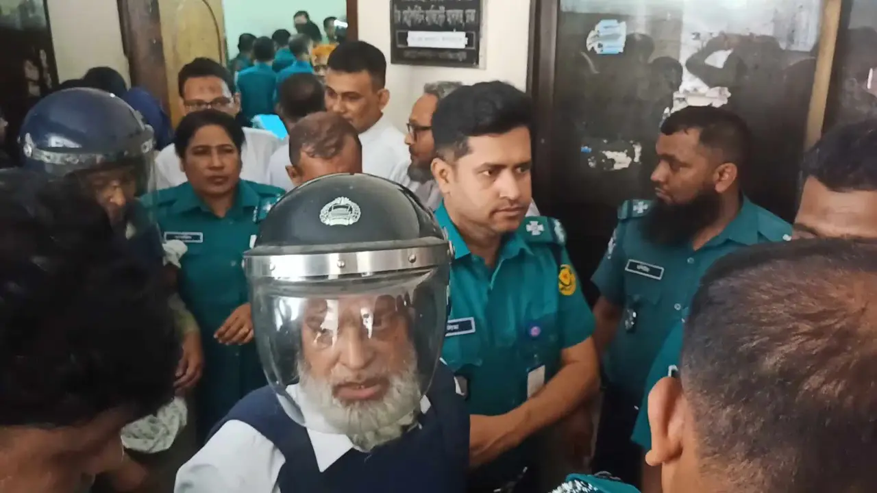 আদালতে আইনজীবীর ওপর ক্ষোভ ঝাড়লেন হাজী সেলিম
