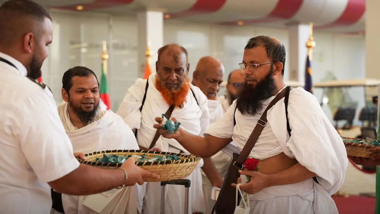 জেদ্দায় হজযাত্রীদের ফুল দিয়ে বরণ