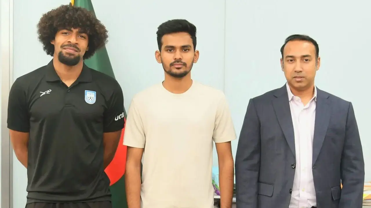 জাতীয় স্টেডিয়ামে হামজার ‘অভিষেকে’ সমস্যা দেখছেন না উপদেষ্টা