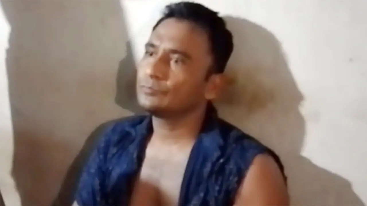 মহানবী (সা.) সম্পর্কে কটূক্তি, ইবি কর্মকর্তাকে গণপিটুনি