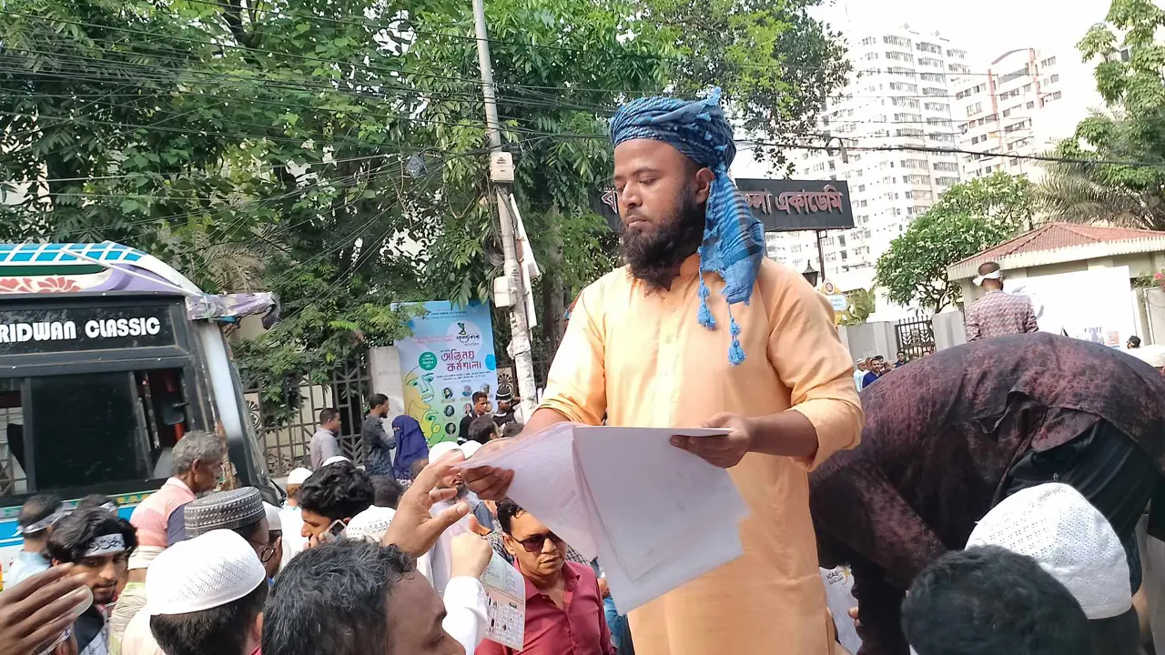 ‘মার্চ ফর গাজা’ কর্মসূচি : ইসরায়েলি পণ্য বর্জনে লিফলেট বিতরণ