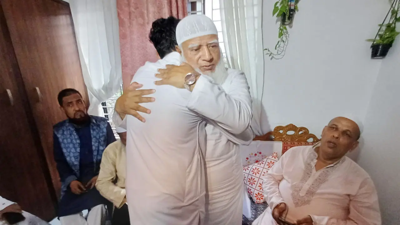 শহীদ পরিবারের সঙ্গে কুশল বিনিময়ে ঈদ কাটালেন জামায়াত আমির