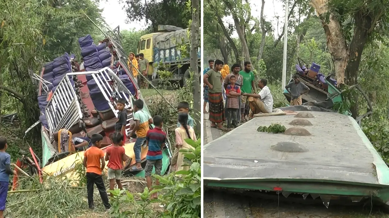 বাস গর্তে, ছাঁদ খুলে ঝুলছিল গাছে