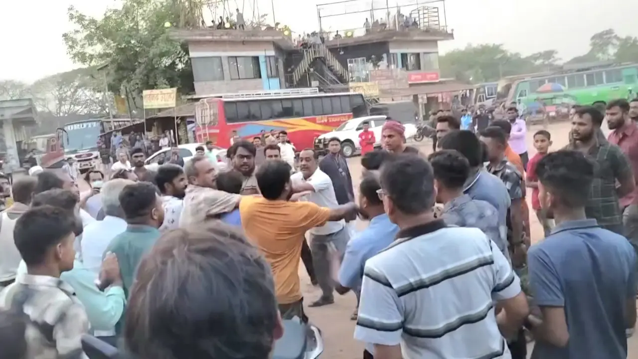 ভ্রাম্যমাণ আদালত থেকে যাত্রীকে ছিনিয়ে নিয়ে মারধর শ্রমিকদের