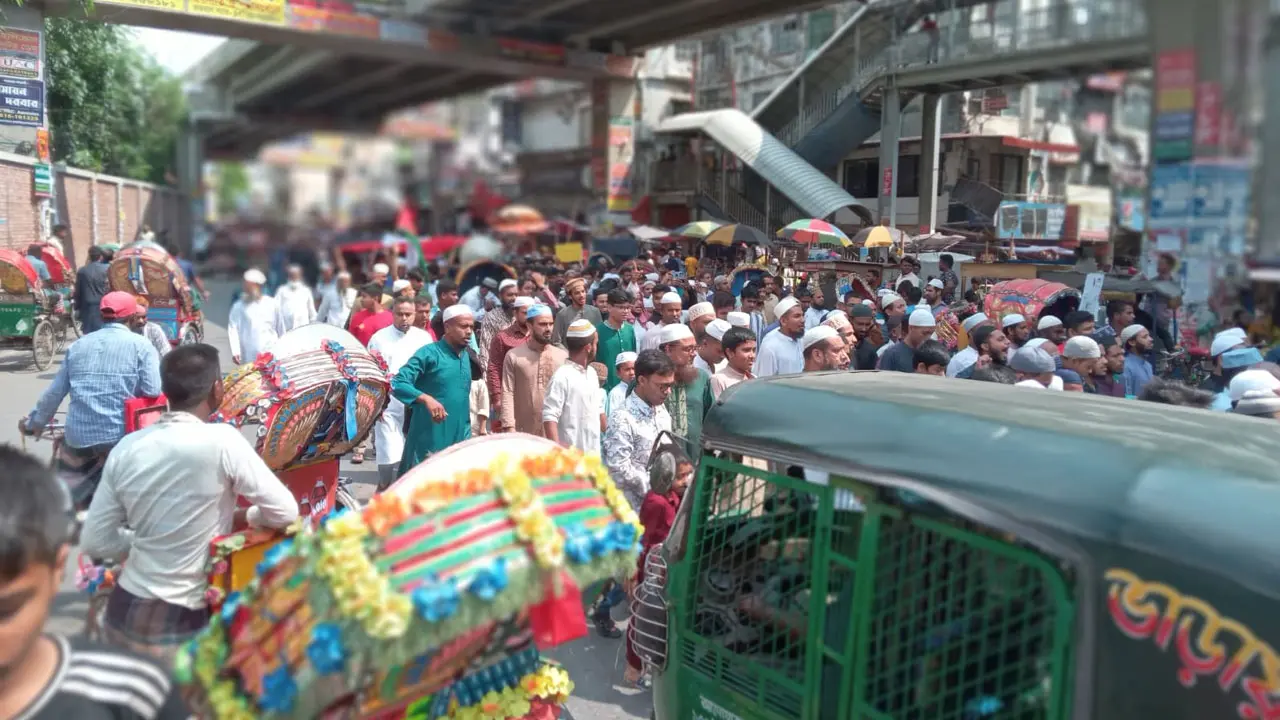 শেষ সময়েও সোহরাওয়ার্দী উদ্যানে আসছে জনস্রোত