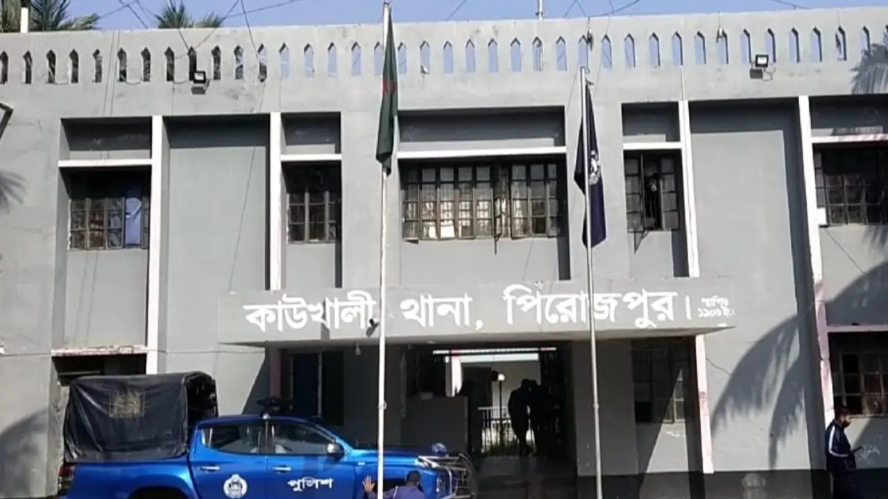 পিরোজপুরে ক্লাস ফাঁকি দিয়ে আড্ডা দেওয়ায় ৭ শিক্ষার্থী আটক