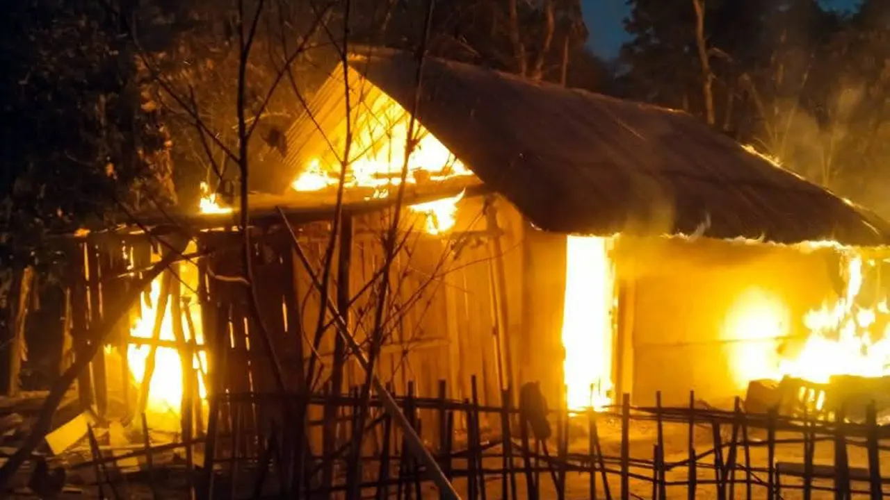 মেয়েকে শ্বশুরবাড়ি পাঠানোর আগেই কৃষকের বসতঘর পুড়ে ছাই