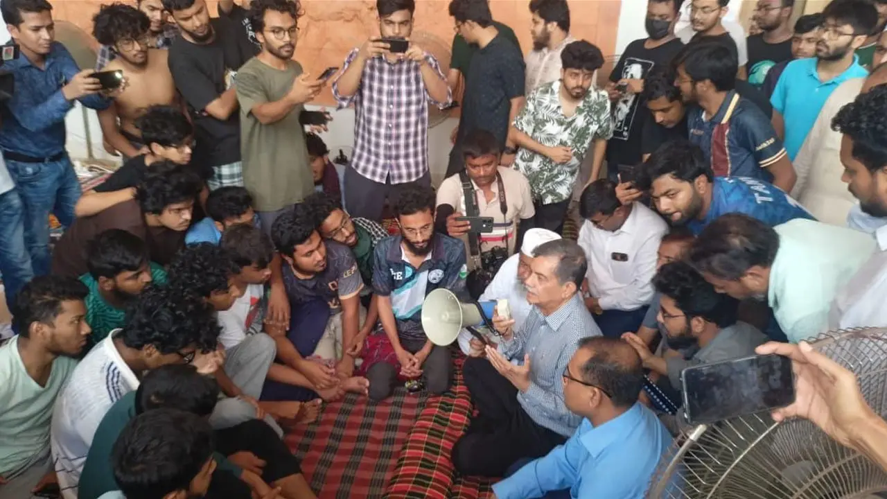 আস্থা রাখার অনুরোধ শিক্ষা উপদেষ্টার, তবুও অনড় শিক্ষার্থীরা
