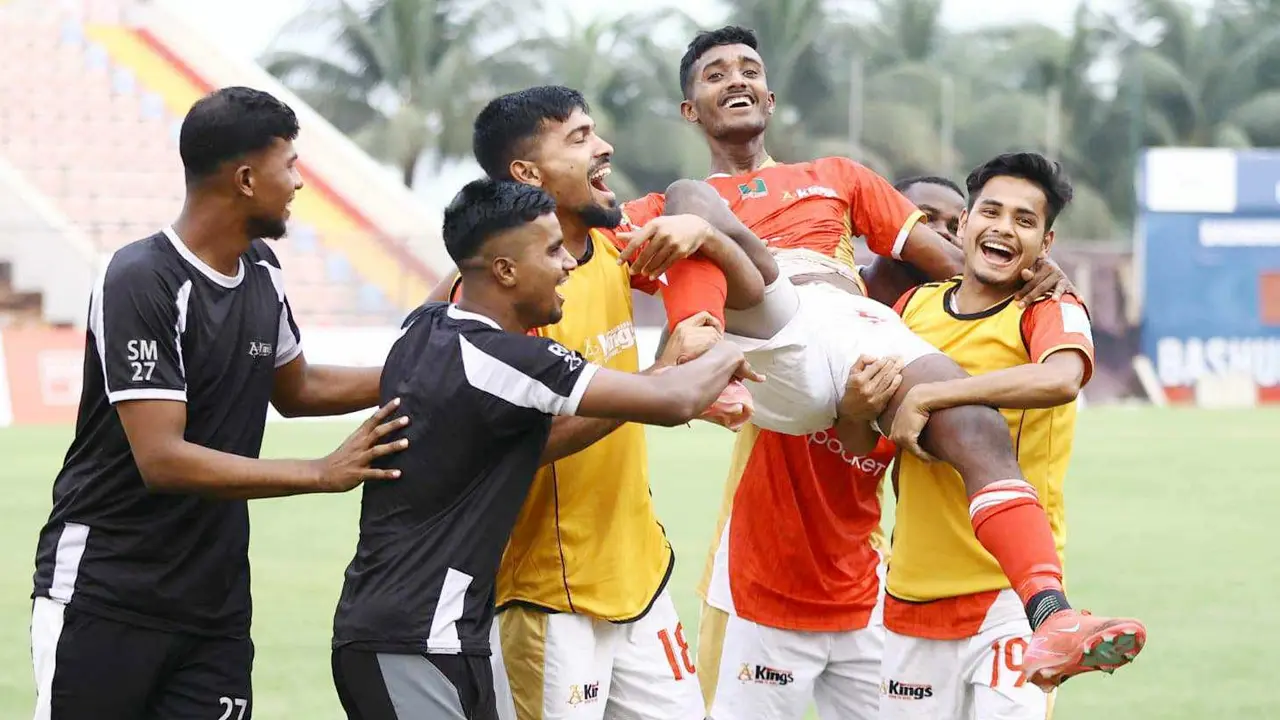অতিরিক্ত সময়ের গোলে রহমতগঞ্জকে হারিয়ে ফাইনালে কিংস