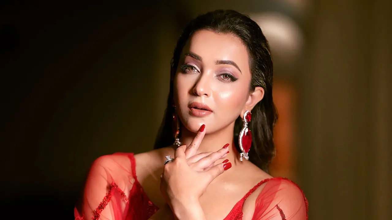 ঘনিষ্ঠ মুহূর্তের ভিডিও ভাইরাল, নিজেকে শেষ করে দিতে চান কৌশানী!