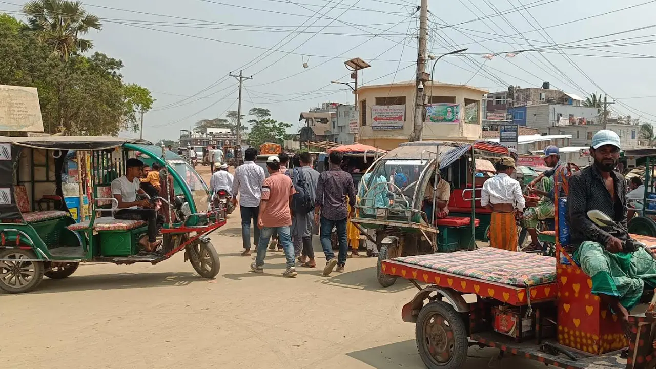 কুয়াকাটায় হযবরল পরিস্থিতি, পর্যটকদের অসন্তোষ