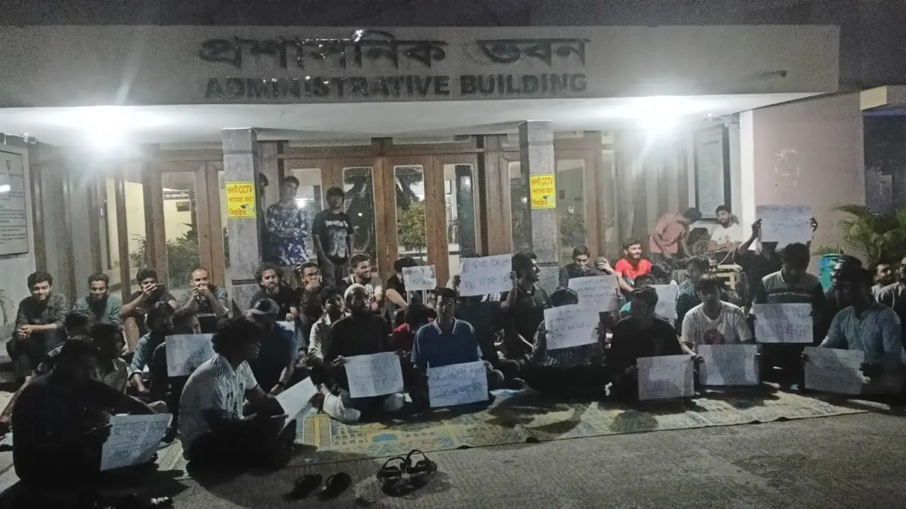 কুয়েটে হল খোলার দাবিতে শিক্ষার্থীদের রাতভর অবস্থানের ঘোষণা