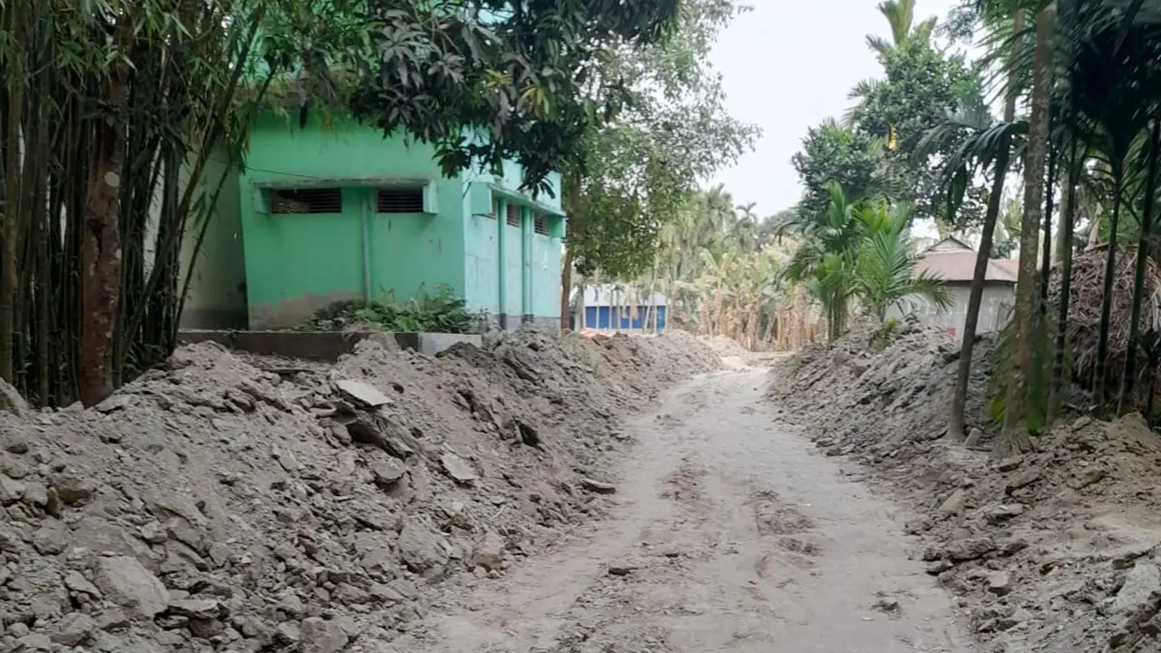 ভূরুঙ্গামারীতে সড়কের নির্মাণ কাজ থামিয়ে দিয়েছে বিএসএফ