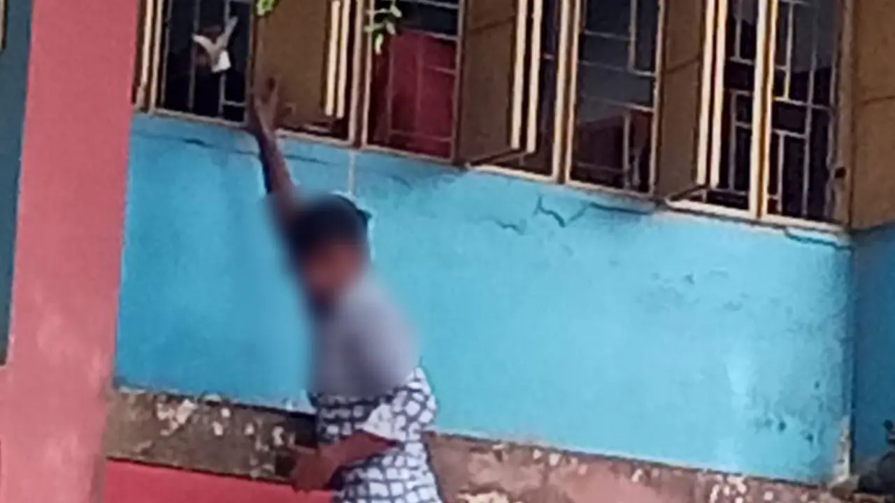 পরীক্ষা কেন্দ্রের দেয়াল টপকে নকল সরবরাহ