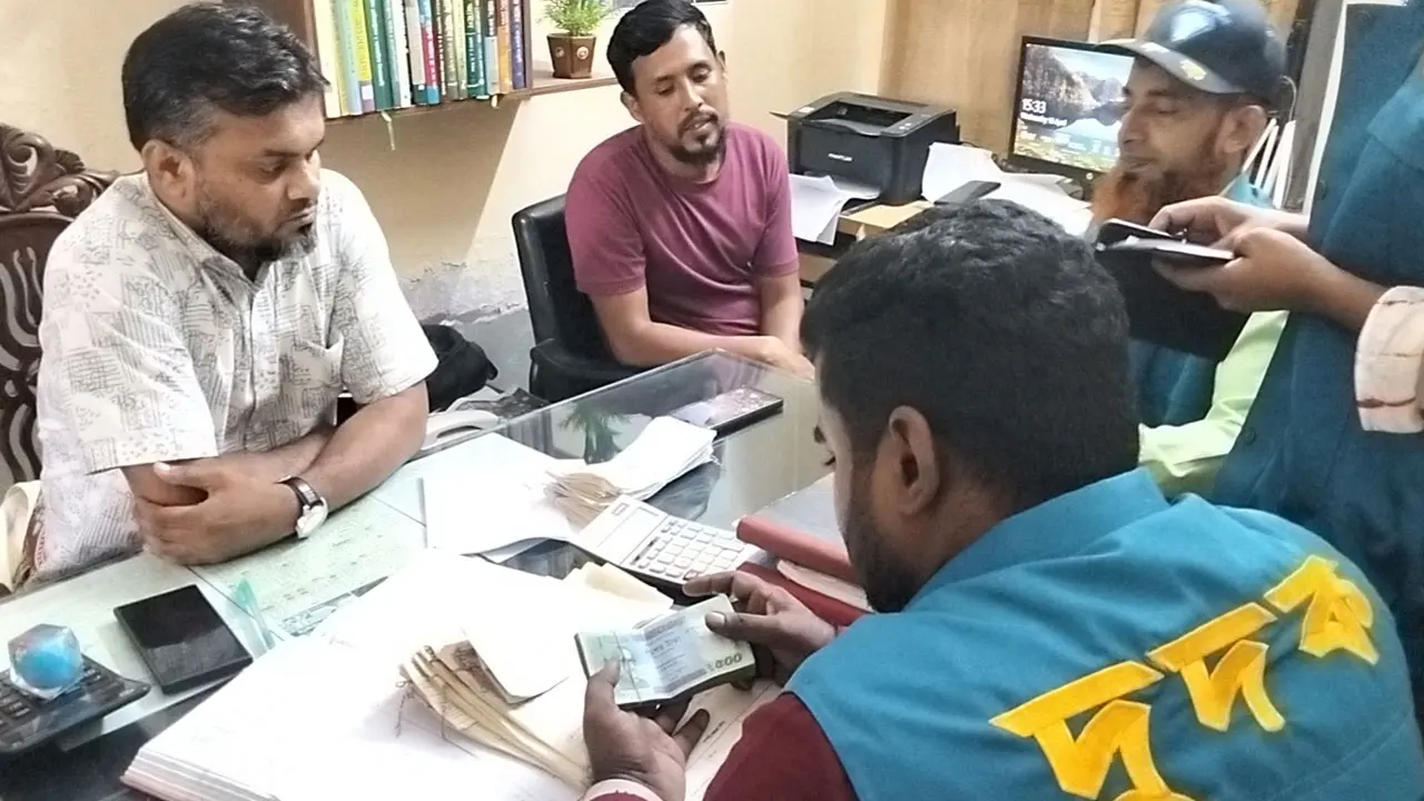 সাব-রেজিস্ট্রারের কার্যালয়ে নৈশপ্রহরীর পকেটে মিলল ৪০ হাজার টাকা