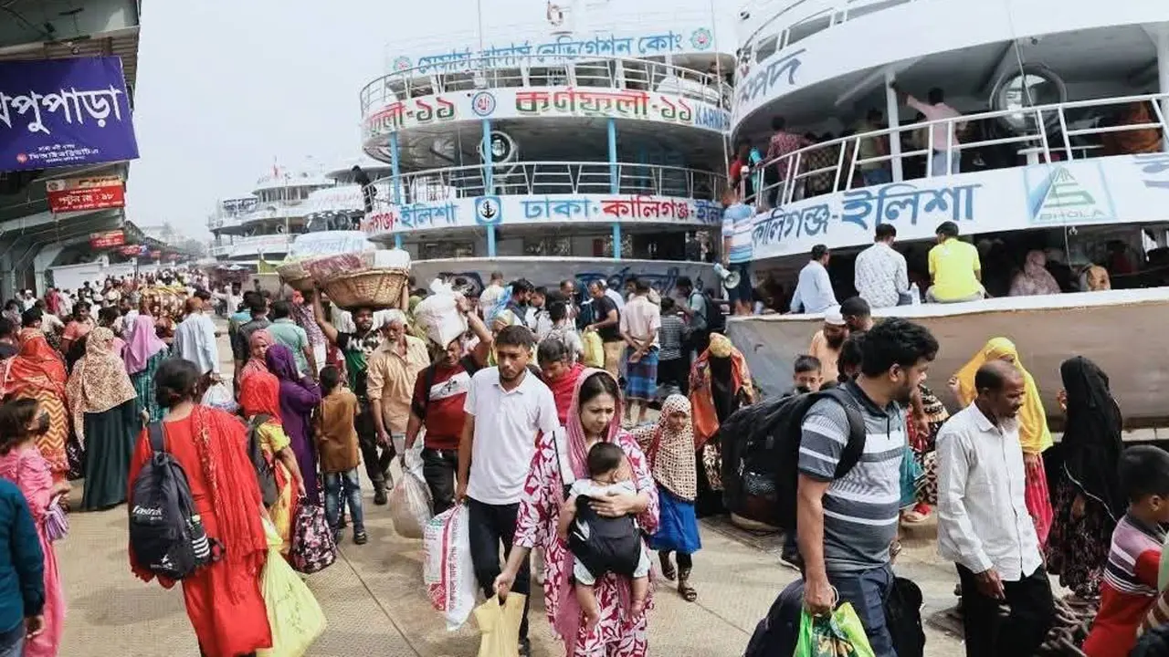 ঈদের ছুটি শেষে রাজধানীতে ফিরছে মানুষ, সদরঘাটে উপচেপড়া ভিড়