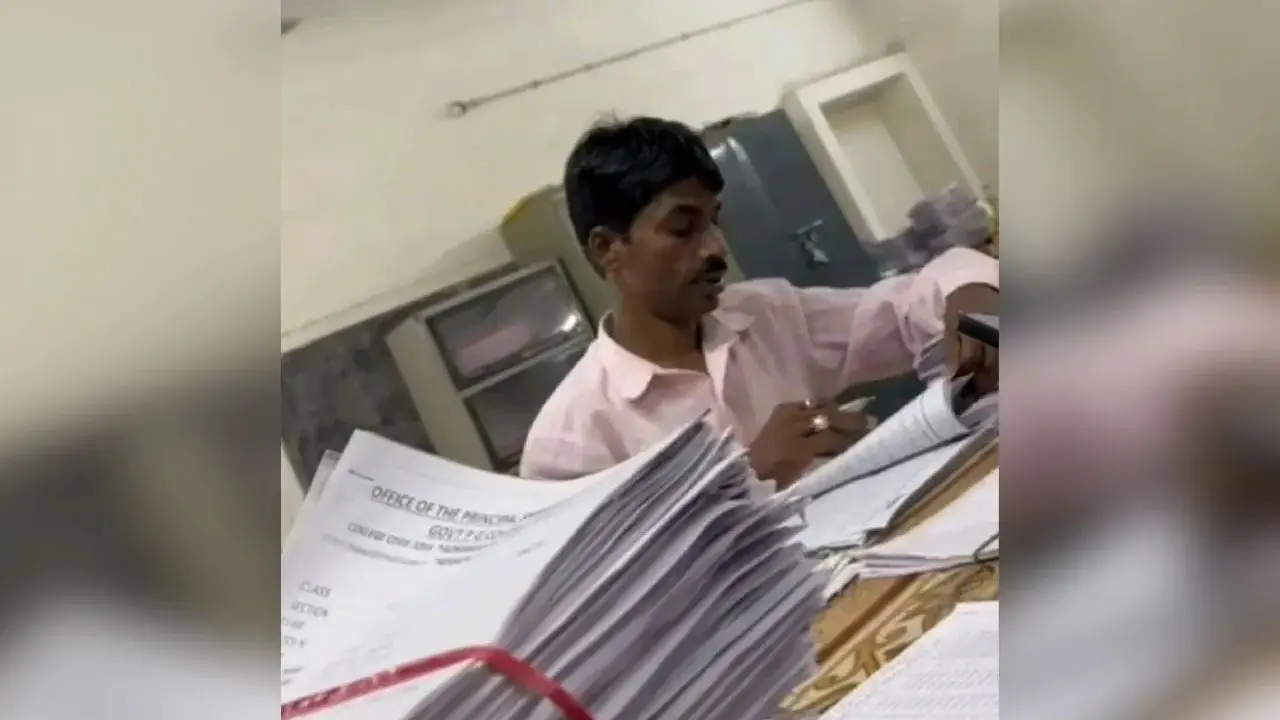 পরীক্ষার খাতা দেখছেন সরকারি কলেজের পিওন, অধ্যক্ষ বরখাস্ত