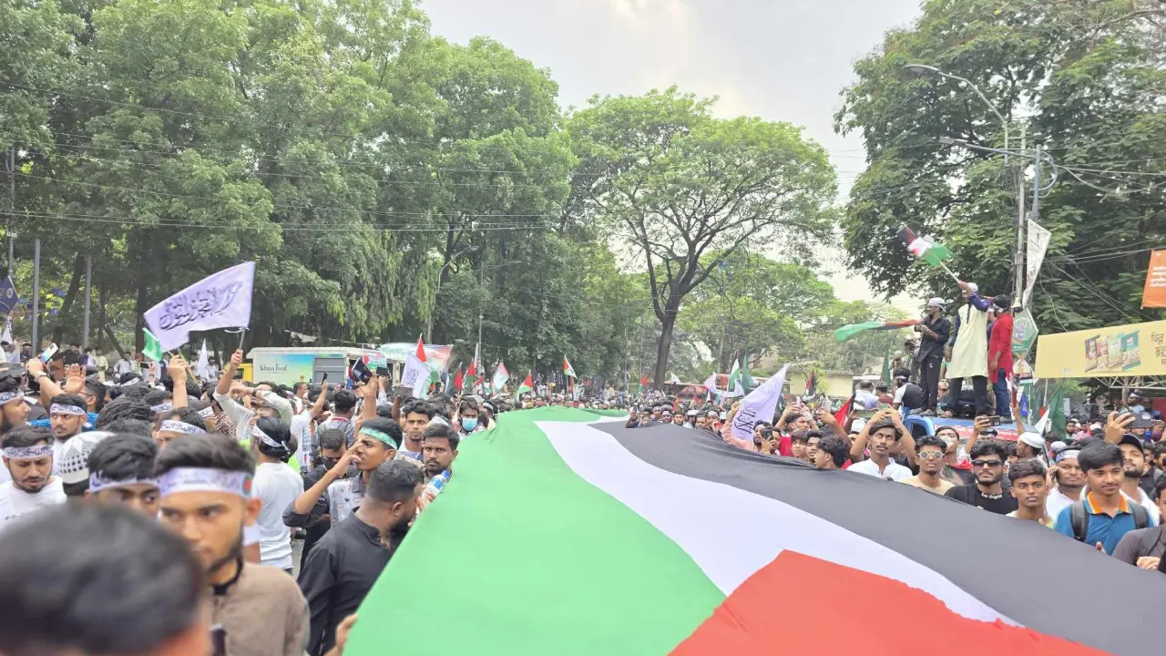সোহরাওয়ার্দীতে ঠাঁই নেই, রমনা পার্কজুড়ে লাখো মানুষ