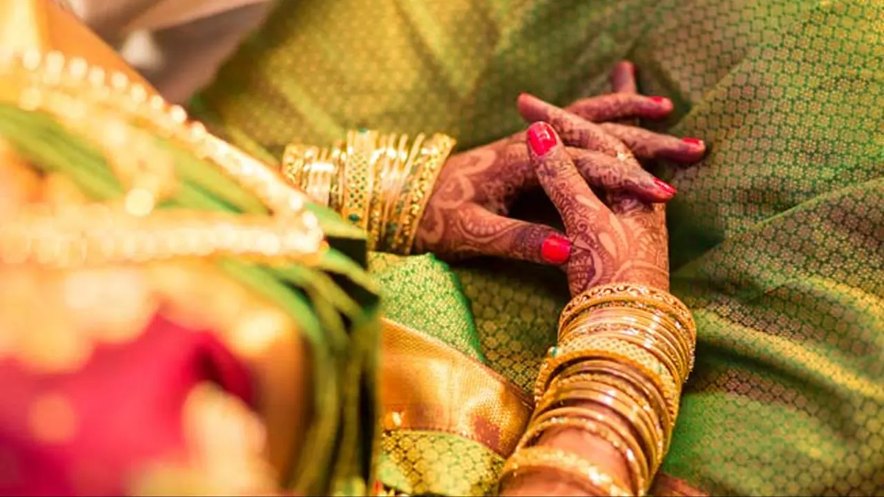 যৌতুক দাবি ৫০ লাখ, শ্বশুরবাড়ির বাইরে অবস্থান নিলেন নববিবাহিত নারী