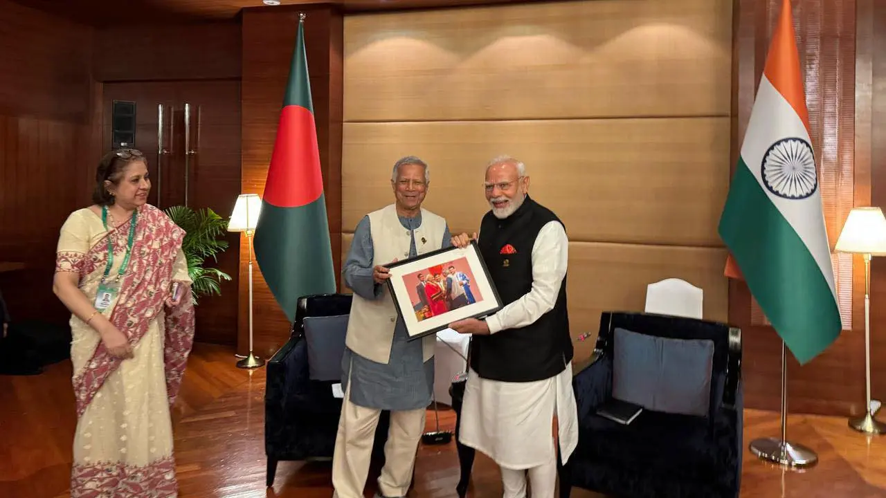 ২০১৫ সালের ছবি মোদিকে উপহার দিলেন ড. ইউনূস