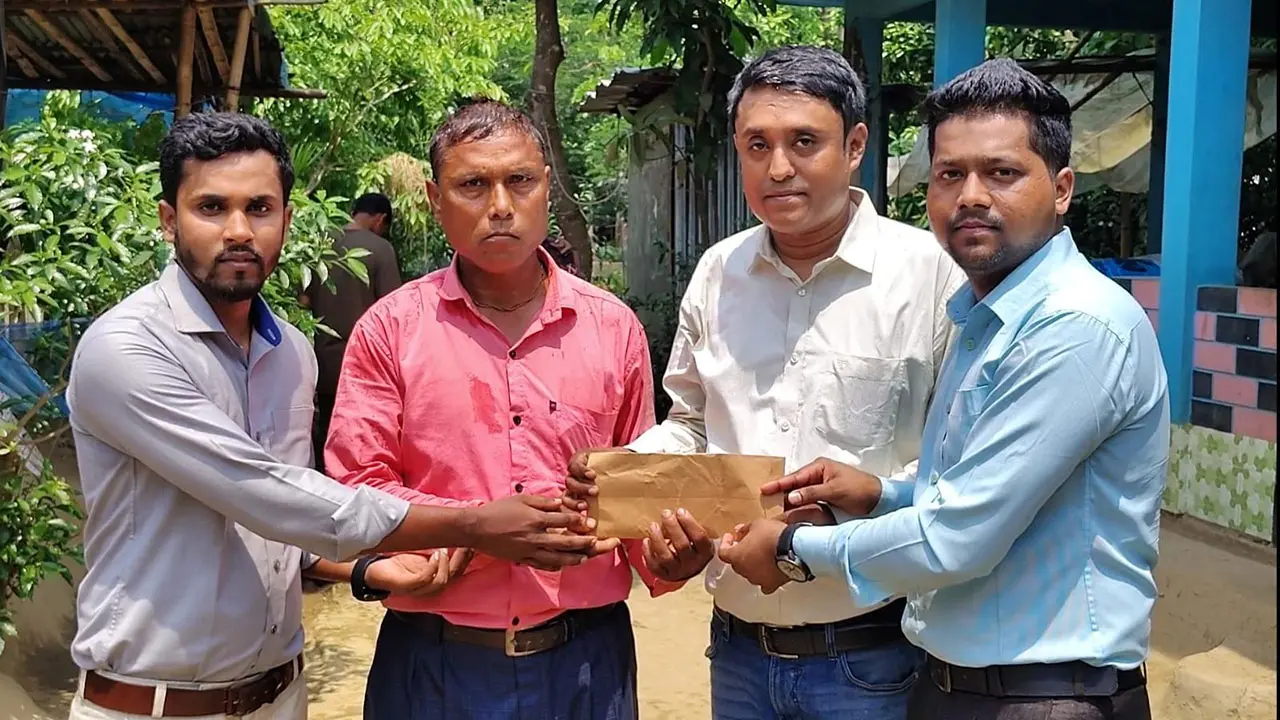 স্বর্ণা দাসের পরিবারকে ইয়ুথ জার্নালিস্ট কমিউনিটির উপহার