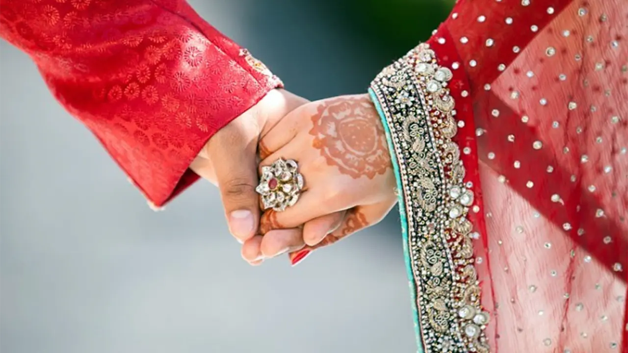 পালিয়ে যাওয়া স্বামীর খোঁজে মৌলভীবাজারে তরুণী