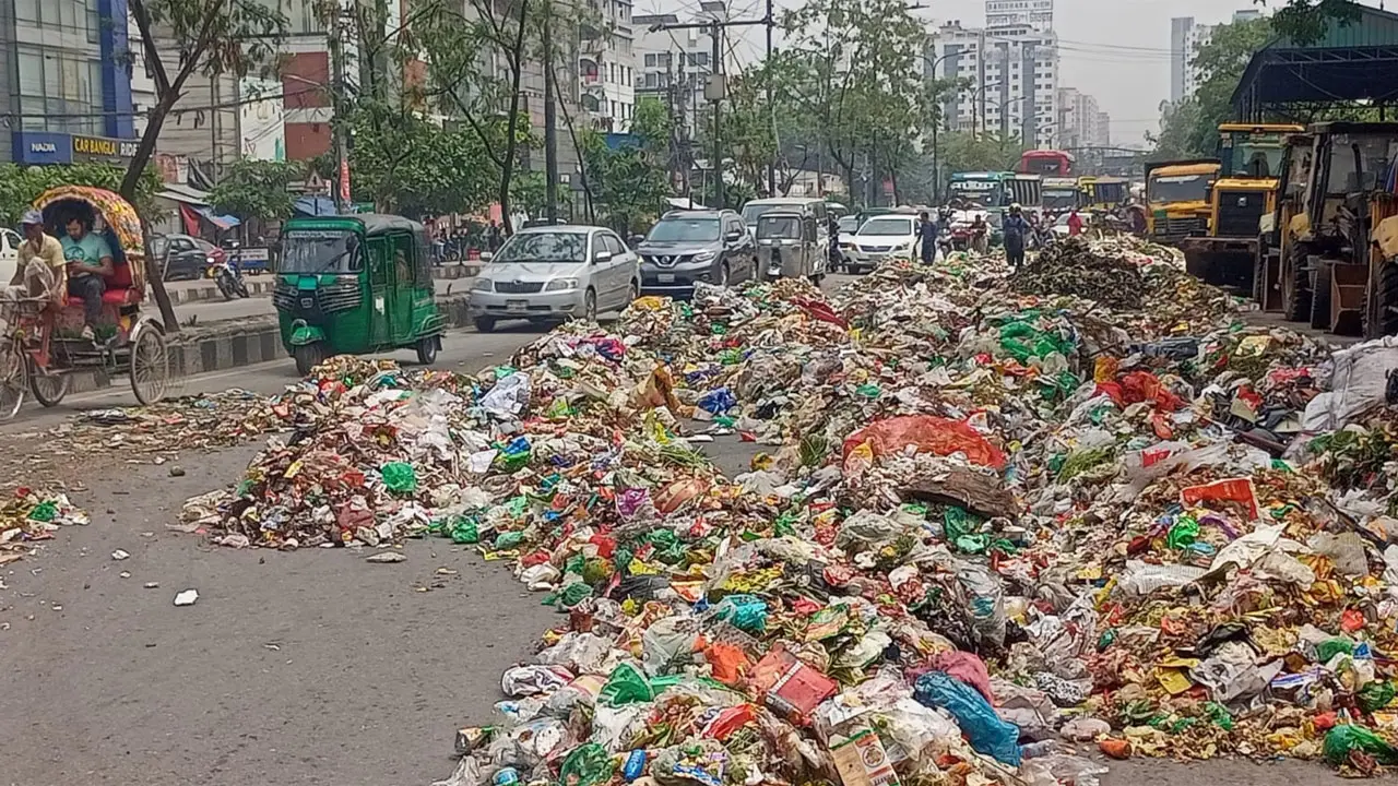 ব্যস্ত সড়ক ময়লার ভাগাড় বানালেন পরিচ্ছন্নতাকর্মীরা