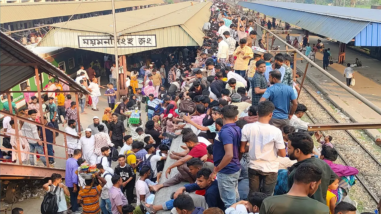 ঈদ শেষে ট্রেনযাত্রায় জনস্রোত, ছাদে চড়ে ঢাকায় ফিরছেন যাত্রীরা