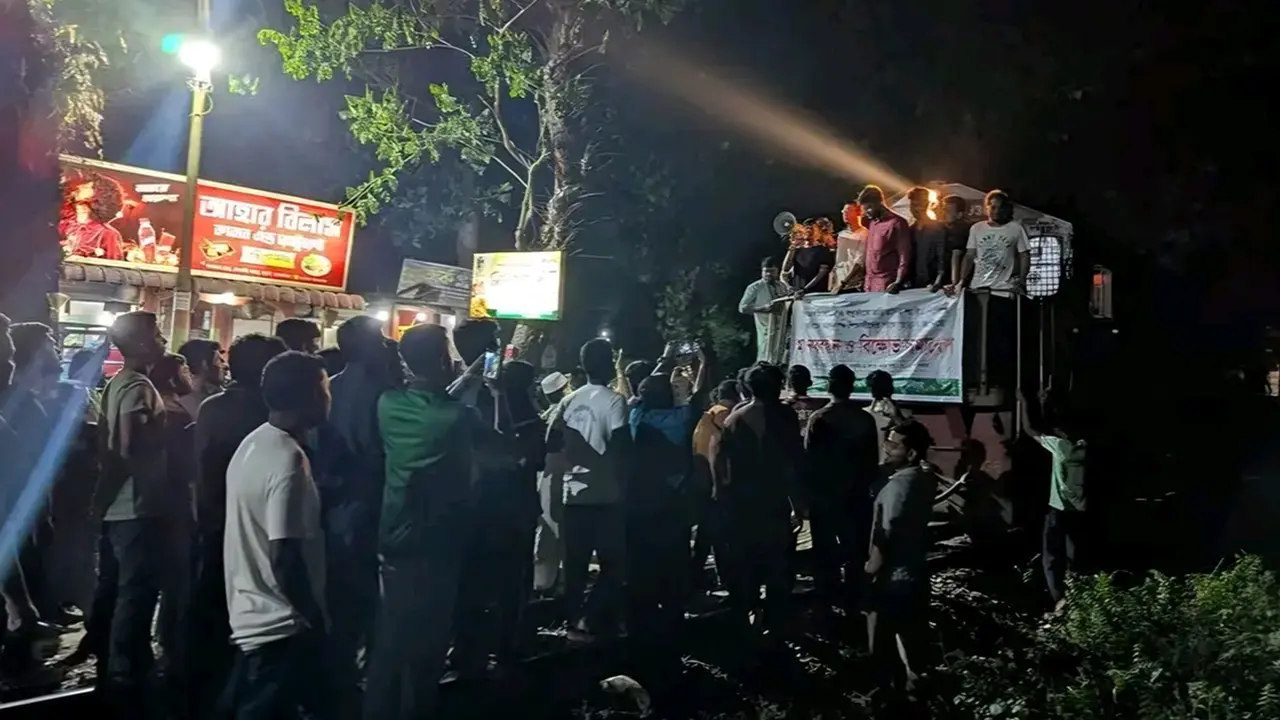 পিএসসি সংস্কারের দাবিতে বাকৃবি শিক্ষার্থীদের ট্রেন অবরোধ