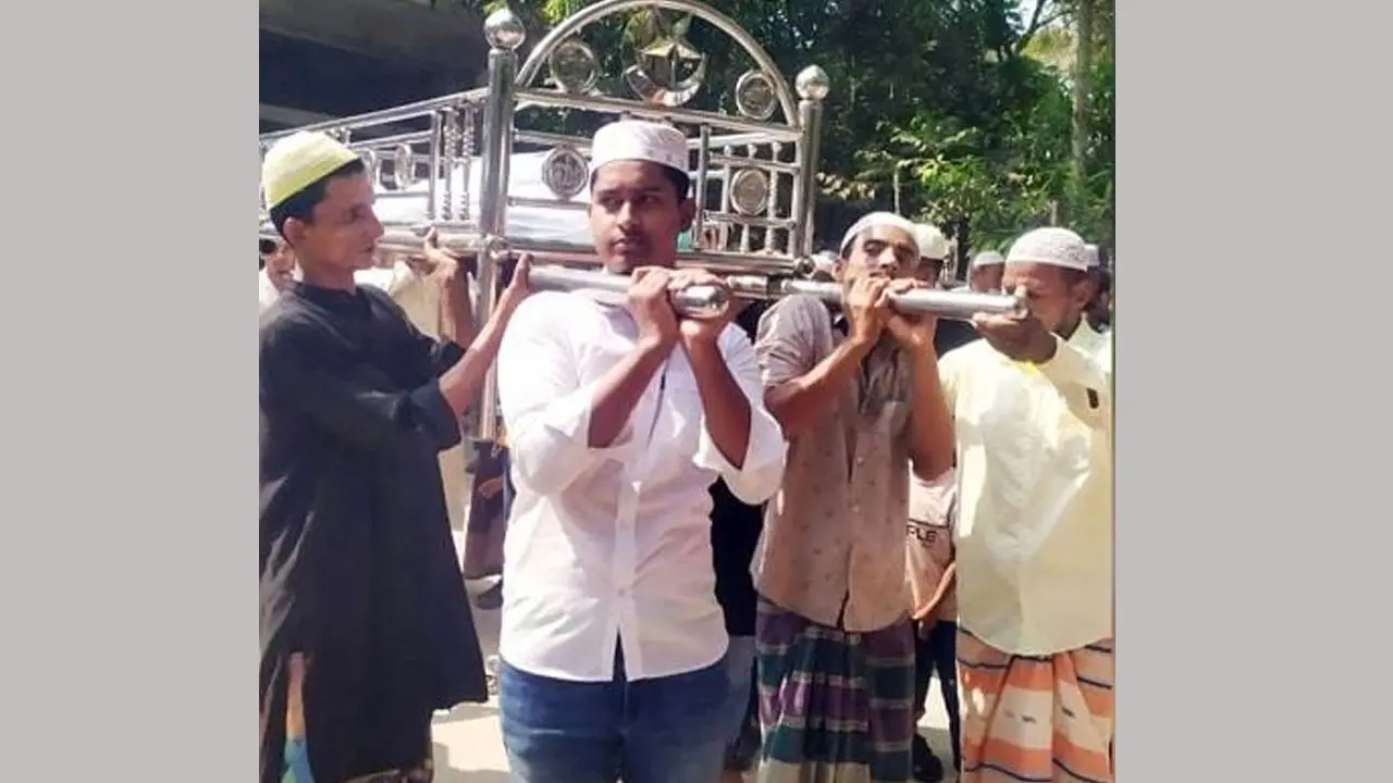পরীক্ষার হল থেকে বেরিয়ে বাবার খাটিয়া কাঁধে নিল নাহিদ