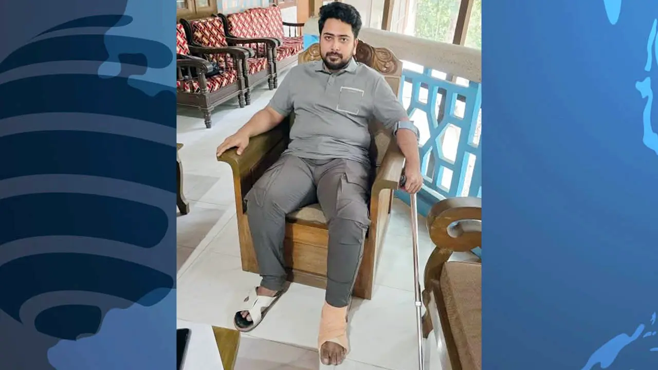 ঈদের ছুটিতে বেড়াতে গিয়ে পায়ে আঘাত পেলেন নাহিদ ইসলাম