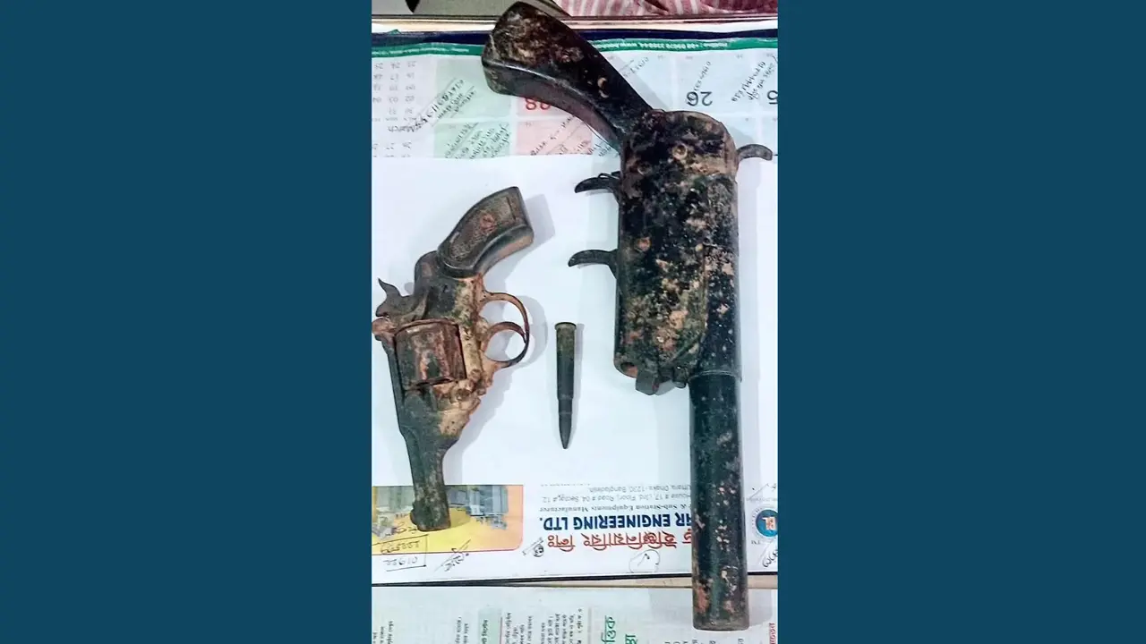 নারায়ণগঞ্জে পরিত্যক্ত অবস্থায় অস্ত্র ও গুলি উদ্ধার