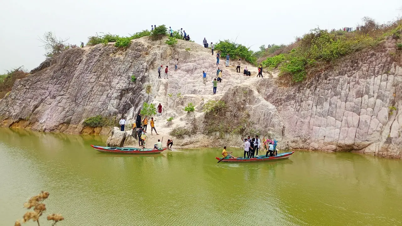 দুর্গাপুরের সাদা মাটির পাহাড়ে পর্যটকের ভিড়