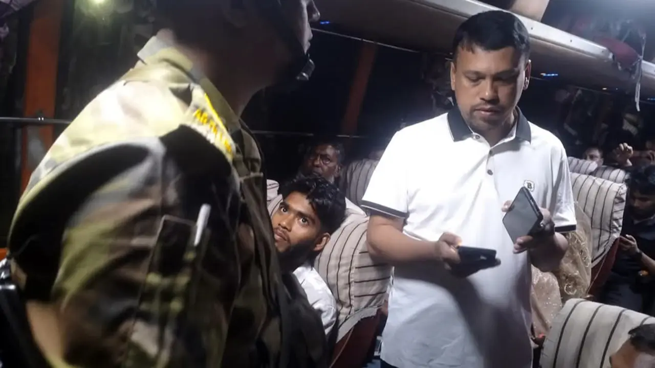 মধ্যরাতে অভিযান, বাড়তি ভাড়া ফেরত পেলেন ৩০ বাসের যাত্রী