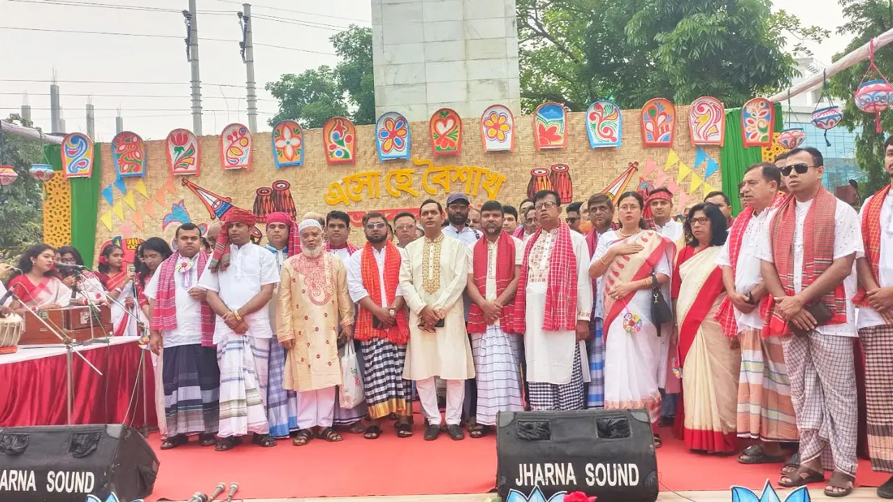 সাতক্ষীরায় ফতুয়া, লুঙ্গি আর গামছা পরে নববর্ষকে বরণ