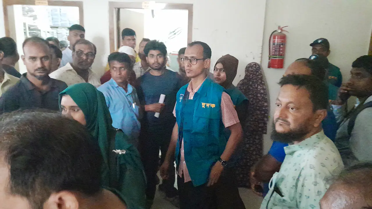 ‘টাকা ছাড়া কাজ হয় না নওগাঁ সাব-রেজিস্ট্রি অফিসে’