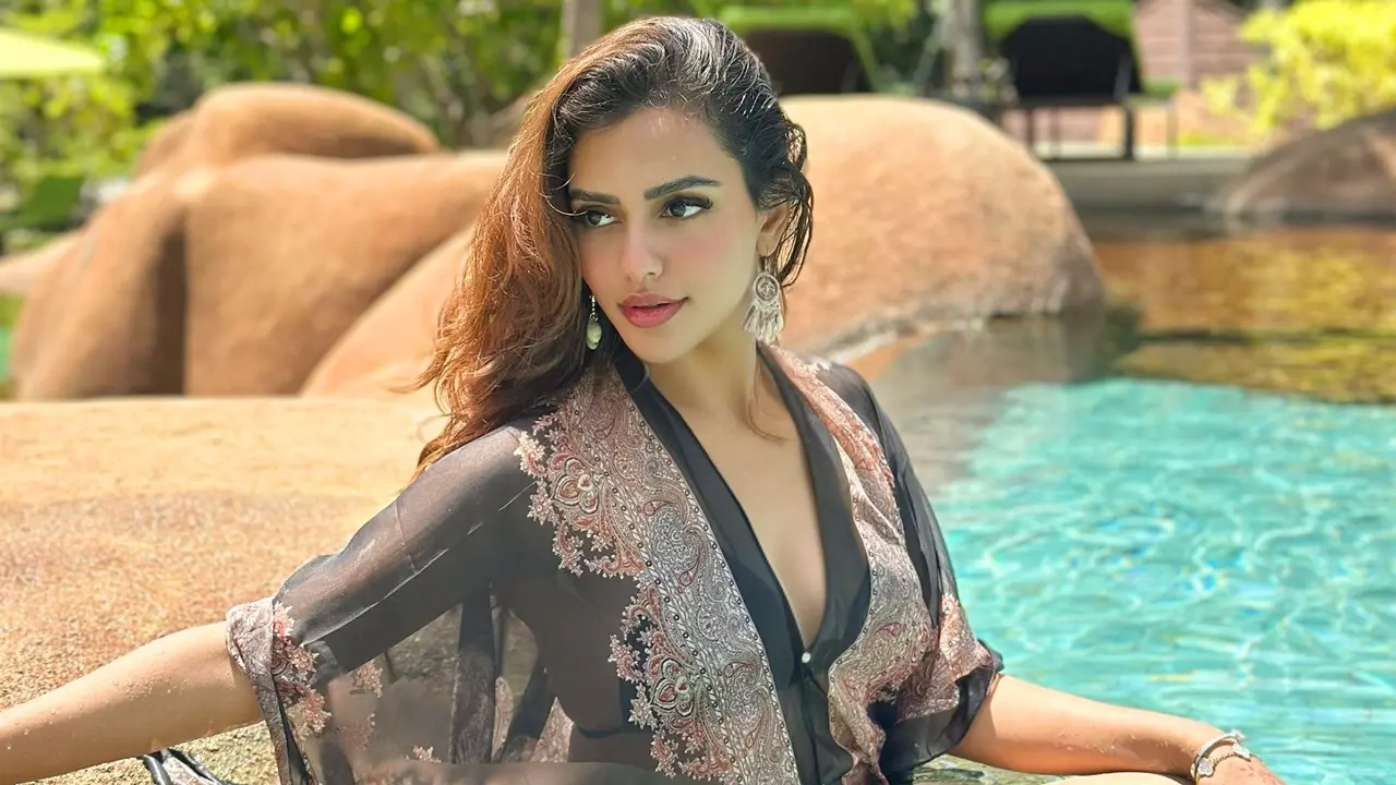 বিচে জলকেলিতে মেতেছেন নুসরাত ফারিয়া