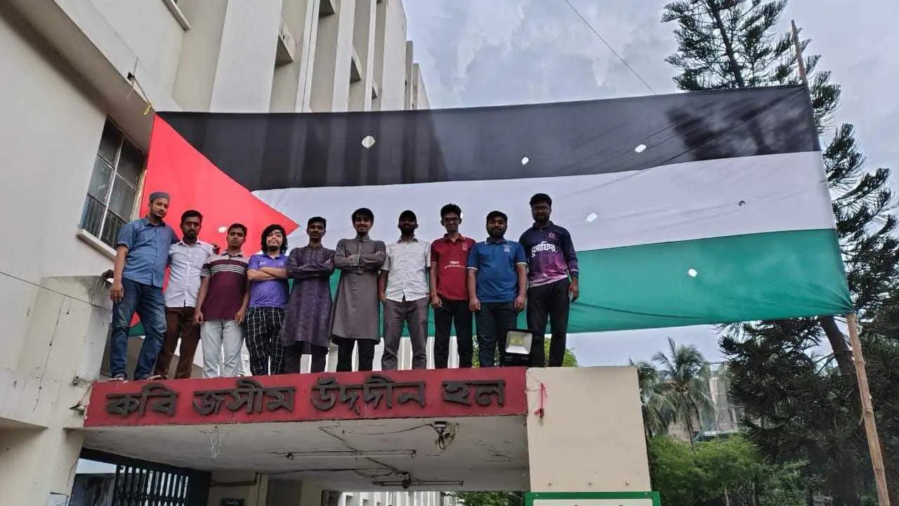 ঢাবি ক্যাম্পাসজুড়ে উড়ছে ফিলিস্তিনের পতাকা