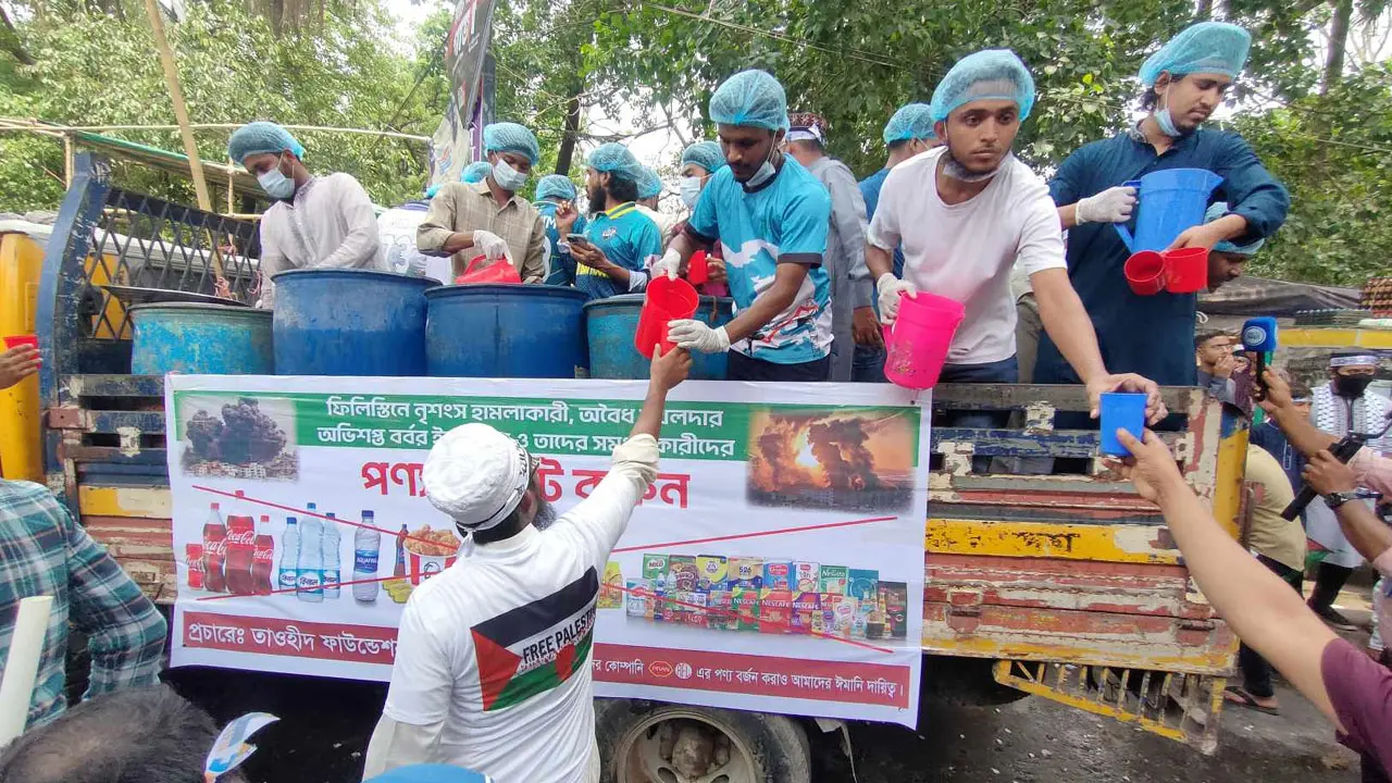 গরমে মিলছে স্বস্তি, বিনামূল্যে খাওয়ানো হচ্ছে পানি-শরবত