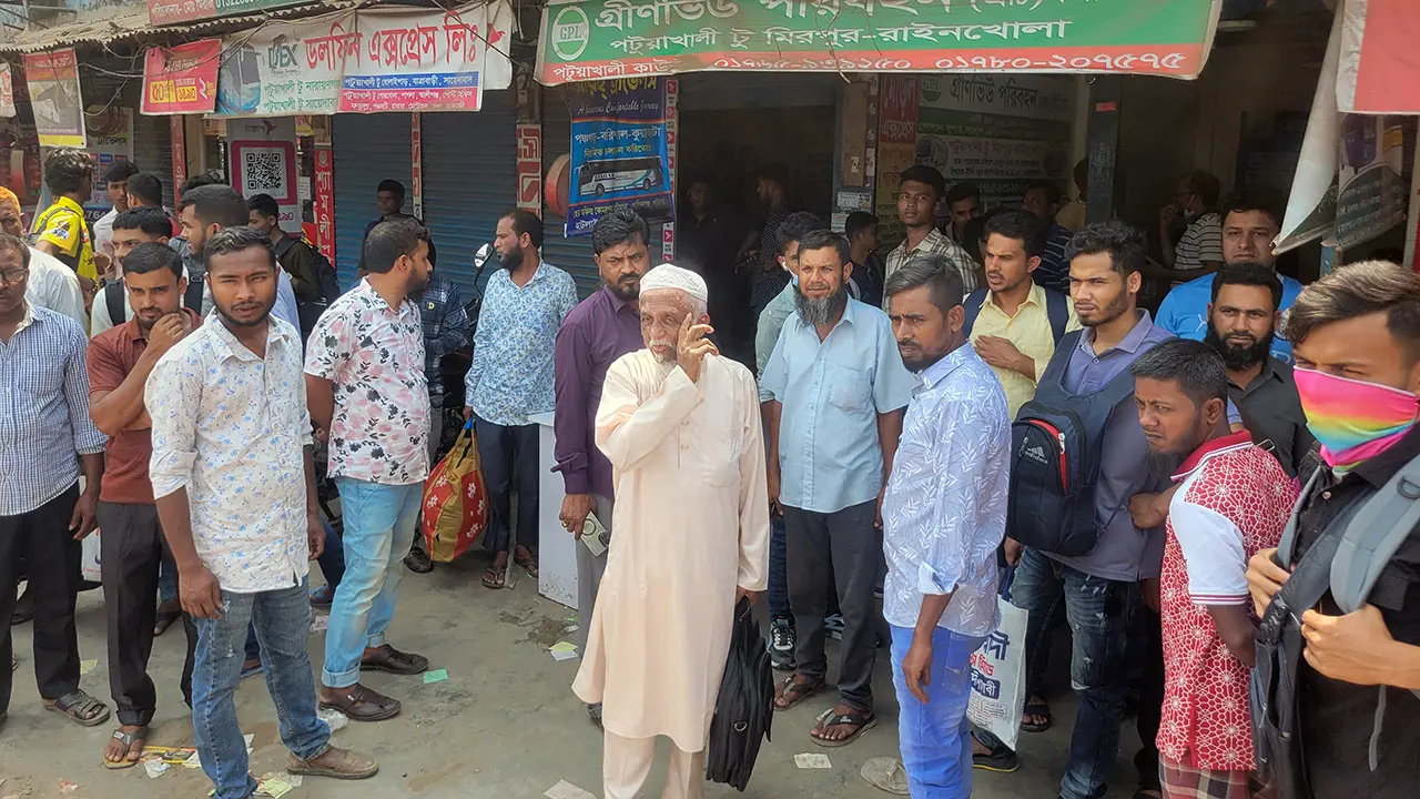 জরিমানা করায় বাস চলাচল বন্ধ, ভোগান্তিতে পটুয়াখালীর যাত্রীরা