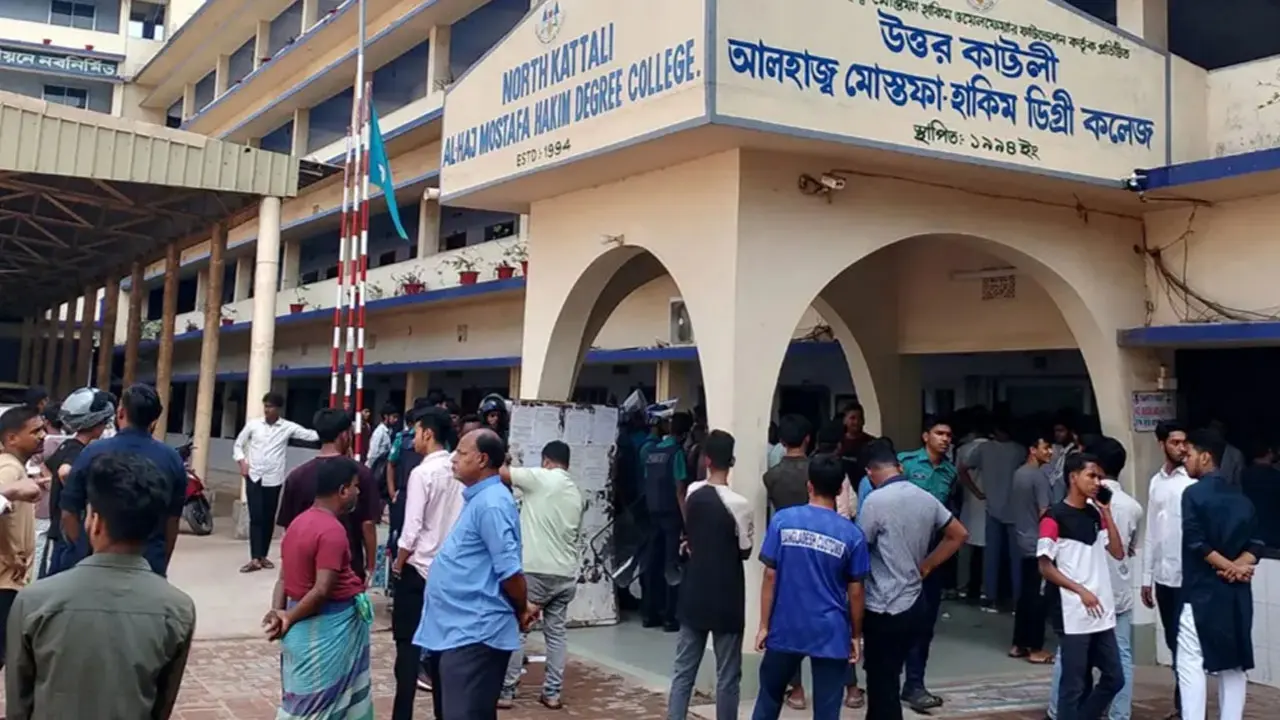 চট্টগ্রামে দিনভর শিক্ষার্থী-ছাত্রদল ও এনসিপির মধ্যে মারামারি