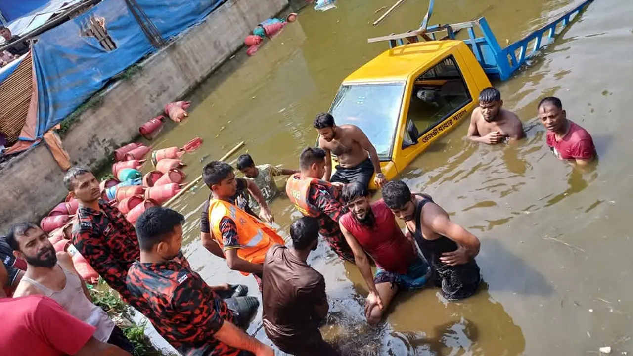 পুকুরে গোসলে নেমেছিল ৪ কিশোর, পিকআপ পড়ে প্রাণ গেল একজনের