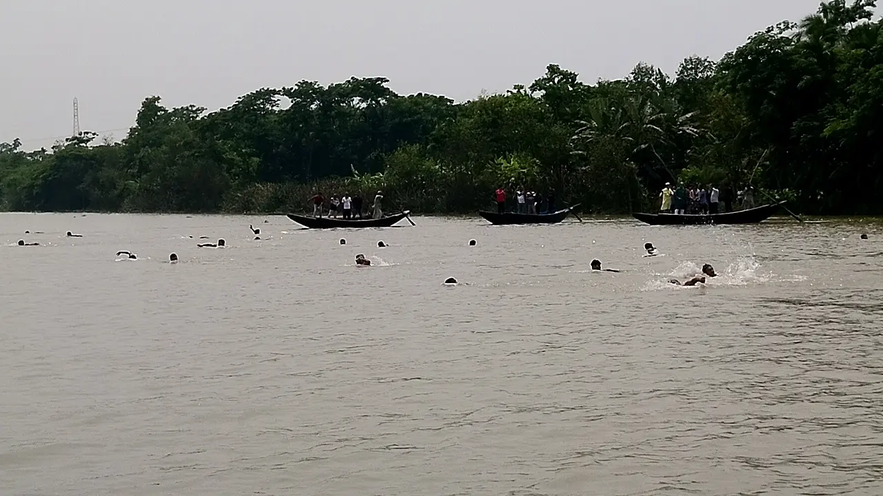 সাঁতরে বলেশ্বর নদী পাড়ি দেওয়ার প্রতিযোগিতা অনুষ্ঠিত