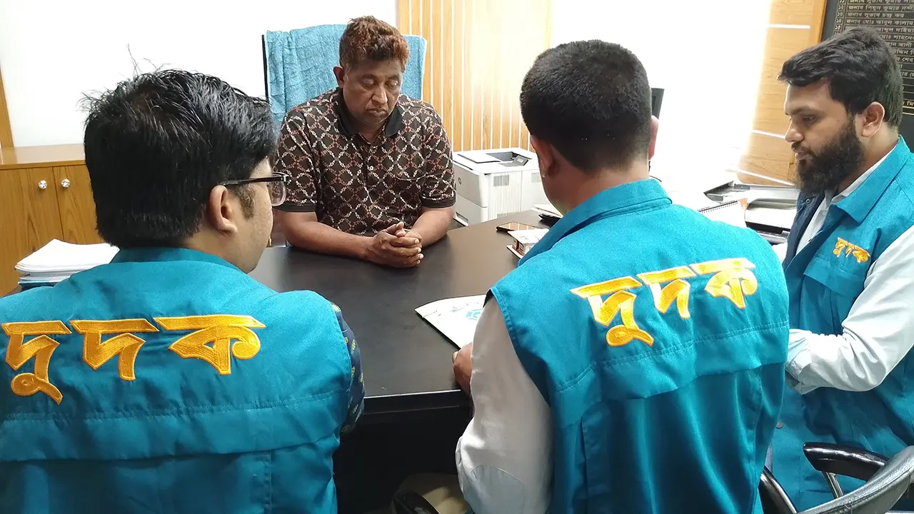 প্রভাব খাটিয়ে একই কর্মস্থলে ২৩ বছর