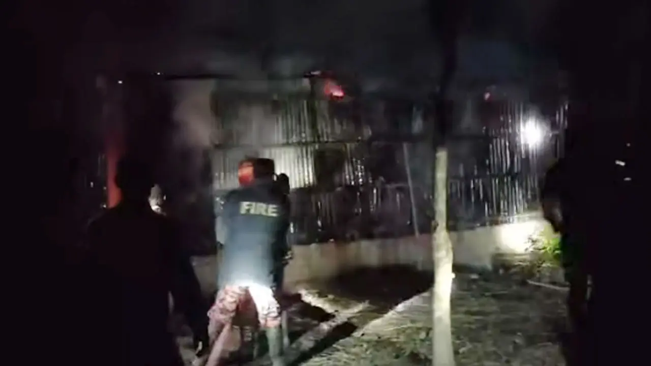 গভীর রাতে ছাত্রলীগ সভাপতি সাদ্দামের বাড়িতে আগুন